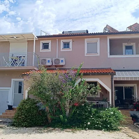 & Roza Πανσιόν 2*