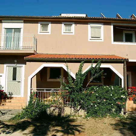 & Roza Πανσιόν