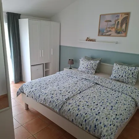 & Roza Guest house